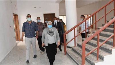 رئيسة جامعة القناة تتابع تنفيذ العاملين بالمشاريع للإجراءات الاحترازية من كورونا