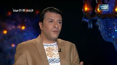 مصطفى كامل يبكي على الهواء بسبب والدته| فيديو