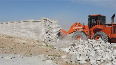وزير التنمية المحلية يتابع جهود إزالة التعديات على أراضي الدولة بالسويس
