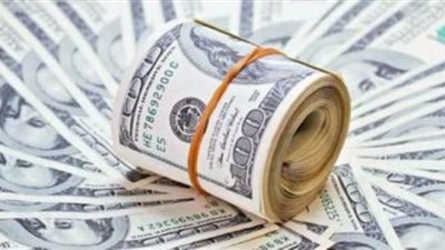 الدولار ينخفض لكنه يتجه نحو تسجيل مكاسب أسبوعية