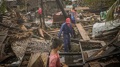 إعصار قوي يجبر 140 ألف شخص على مغادرة منازلهم في الفلبين