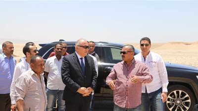 محافظ قنا يتفقد مخرات السيول للتأكد من جاهزيتها لاستقبال الأمطار المتوقعة | صور