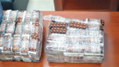 ضبط طردين بريدين بهما 844 قرصا مخدرا و265 جرام حشيش بمطار القاهرة