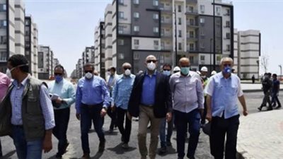 وزير الإسكان لعمال مشروع 