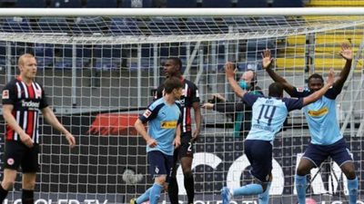 مهاجم مونشنجلادباخ مهدد بعقوبة بسبب قبلة لزميله