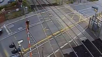 لحظات تفصل رجل عن الموت تحت قضبان القطار| فيديو