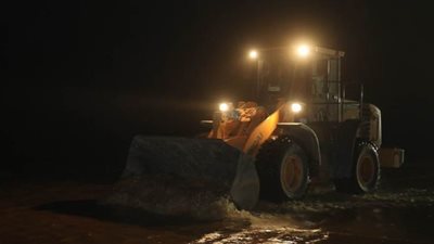 استمرار أعمال شفط المياه من طريق قنا سفاجا l فيديو وصور