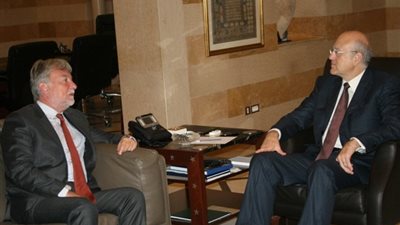 رئيس وزراء ليبيا مع السفير الفرنسى بطرابلس لإعادة الإعمار