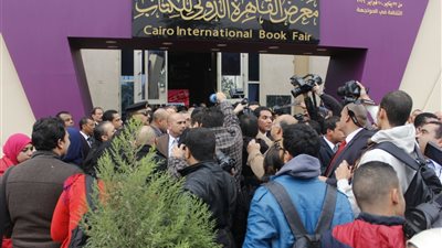 بالفيديو والصور.. «الكاميرات» تحاصر رئيس البرلمان الروسي أثناء افتتاح معرض الكتاب