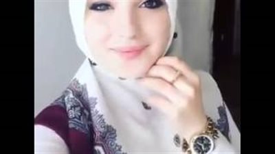 بالفيديو.. مغربية محجبة تشعل مواقع التواصل بجمالها