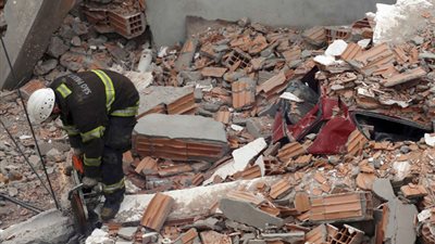 إصابة 8 مواطنين إثر سقوط مبنى بالمؤسسة بسبب اندفاع المواطنين