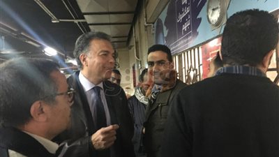 تفاصيل لقاء وزير النقل مع ركاب المترو في محطة السادات (صور)