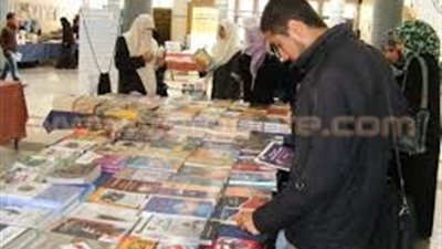 كتاب «سر حياتي» يجتذب رواد معرض الكتاب