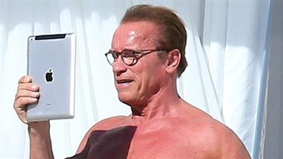 بالصور.. أرنولد شوارزنيجر يستعرض عضلاته في 