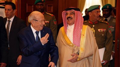 بالصور.. العاهل البحريني يمنح الرئيس التونسي وسام الشيخ عيسى