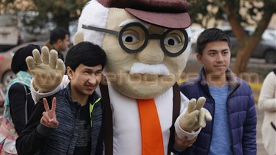 رواد معرض الكتاب يلتقطون الصور مع «عم أمين»