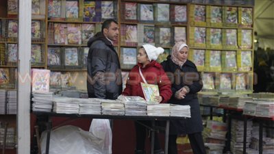 بالصور.. زوار معرض الكتاب يواجهون «البرد» بالملابس والمشروبات
