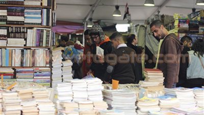 بالصور.. حشود جماهيرية بـ«سوق الأزبكية» في أول أيام معرض الكتاب