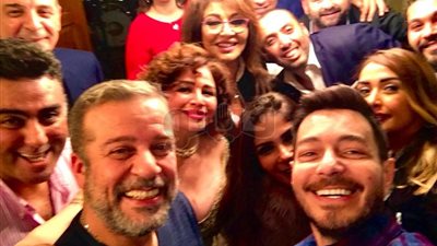 محمد منير وليلى علوي وسمير غانم في عيد ميلاد إلهام شاهين (صور)