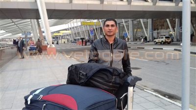 بالصور.. مصري يعود من السعودية بعد حل وزيرة الهجرة أزمته مع كفيله