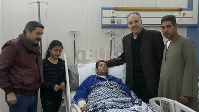 الأنبا بيمن يزور مصابي حادث كنيسة حلوان (صور)