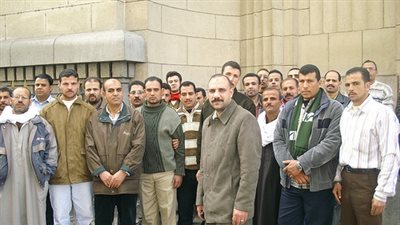 أزمه بين العمال المضربين عن العمل بـ