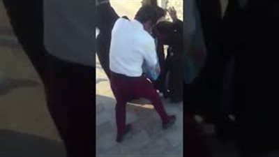 لحظة اعتداء رجال أمن سعوديين على فتيات منتقبات بطريقة مروعة (فيديو)
