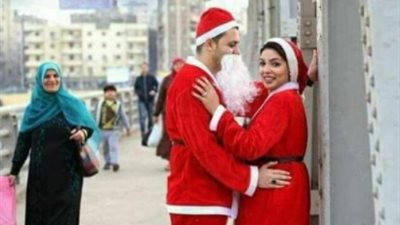 رد فعل امرأة شاهدت شابا وفتاة يلتقطان الصور يشعل «فيس بوك»