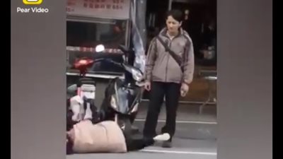 رد فعل رجل تشاجر مع زوجته في الشارع (فيديو)