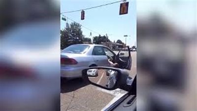 امرأة تعتدي على سائق سيارة بالضرب (فيديو وصور)