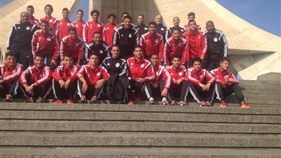 «منتخب 97» يلتقط صورة جماعية أمام مقبرة الشهداء بالجزائر