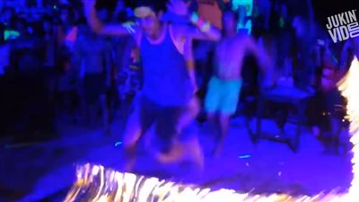 نهايات مروعة لفتيات وشباب لحظة القفز فوق النار (فيديو)