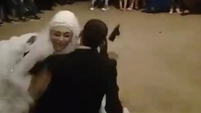 عريس يضع زوجته في موقف محرج بسبب حماسه في حفل الزفاف (فيديو)