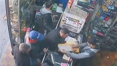 لحظة سرقة هاتف محمول من رجل بطريقة ماكرة (فيديو)