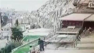 لحظة سقوط شاب من ارتفاع 50 مترا (فيديو)