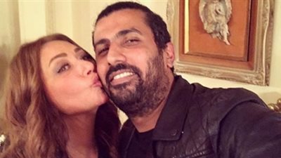 محمد سامي يقبل ليلى علوي: «قلبي الضعيف يتمزق»