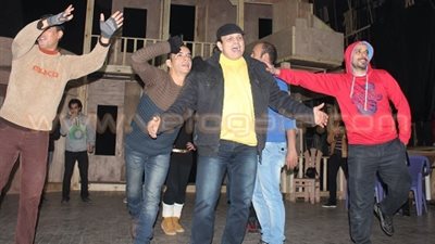 بالصور.. بروفة قارسة البرودة لنجوم «حوش بديعة» على ضفاف النيل