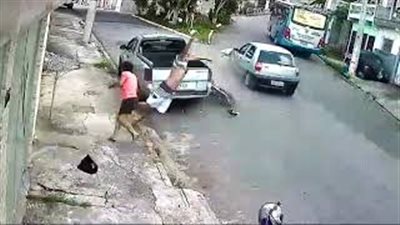 سائق دراجة يتعرض لحادث مروع (فيديو)