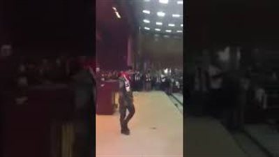 شاب عراقي يطلب يد فتاة للزواج بطريقة غريبة (فيديو)