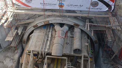 كامل الوزير يشهد خروج ماكينة حفر النفق الثاني بقناة السويس (فيديو)