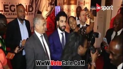 لحظة وصول محمد صلاح لحفل الكاف (فيديو)