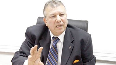 يعقوب: 10 قضايا ضد التجار لرفع أسعار السجائر