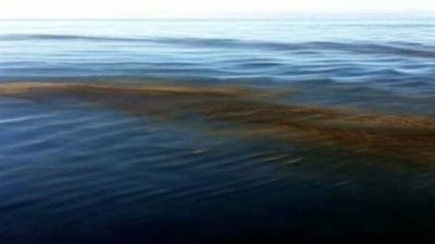 السيطرة على بقعة الزيت في مياه الأقصر