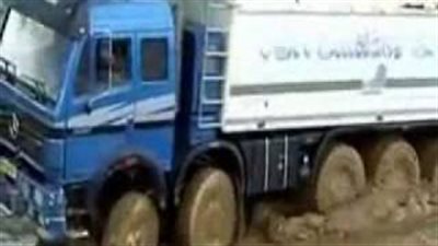 بالفيديو..سائق ينقذ سيارة نقل من «الوحل»