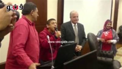 بالفيديو.. طفل ذوي احتياجات خاصة يبهر حضور مؤتمر «اعرف بلدك»