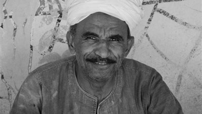 «عم محمد».. خادم الفراعنة وصانع الألباستر مقابل 20 جنيها يوميا (صور)