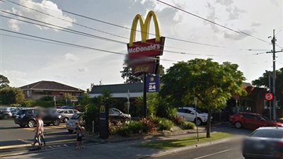 بالفيديو والصور.. عميل يبصق في وجع مراهقة تعمل بـ«ماكدونالدز»