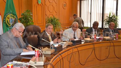 بالصور.. 30 جهاز كمبيوتر لدعم مدارس المجمع التعليمي بالإسماعيلية