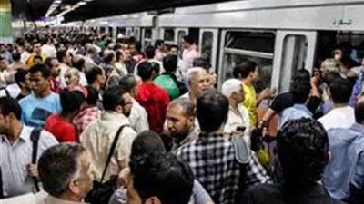 تكدس للركاب بمحطة الشهداء.. والمترو يدفع بقطارات إضافية