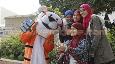 بالصور.. الشباب يلتقطون «سيلفي» مع البهلوانات في معرض الكتاب